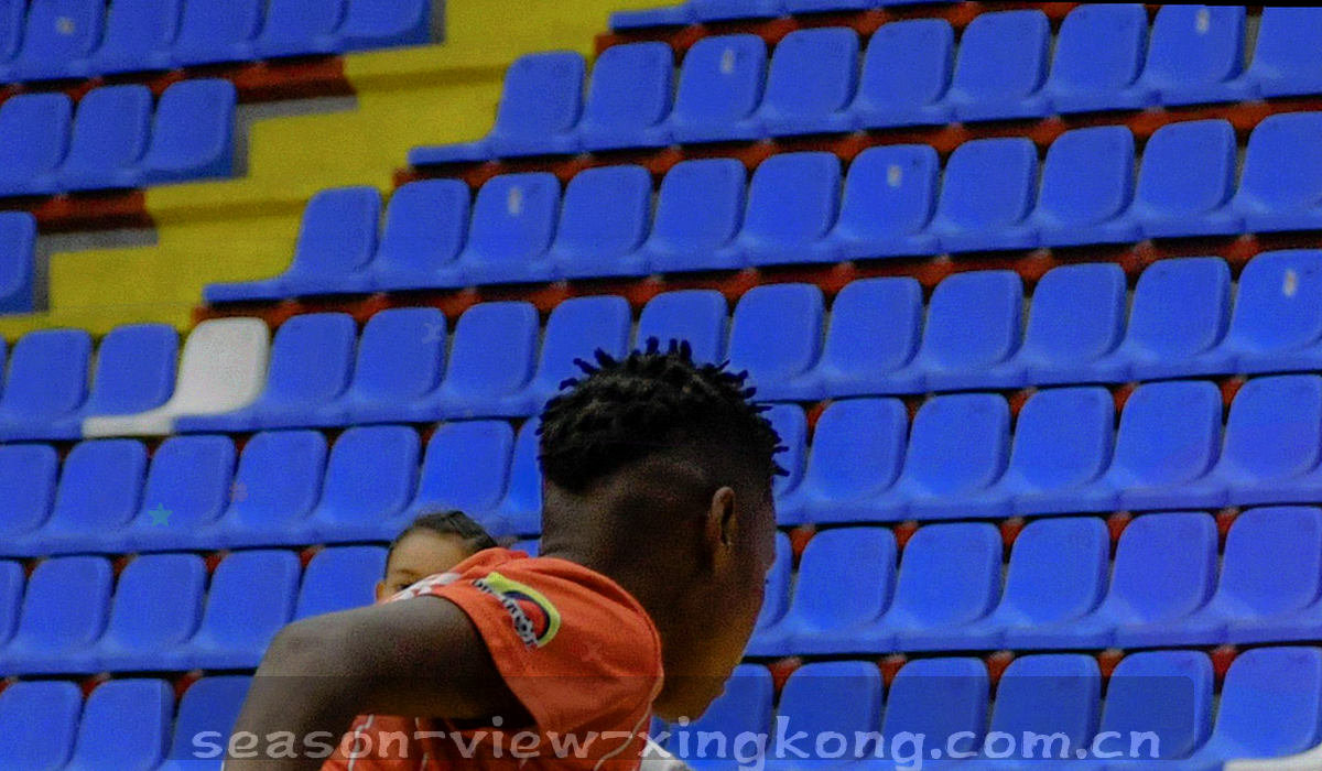 深色桌面端界面轮廓与右侧导航轨道的抽象示意